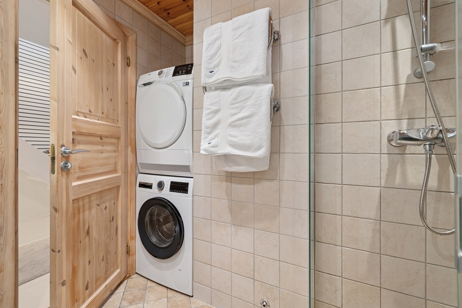 Bak døren er det opplegg for vaskemaskin. Galleribilde