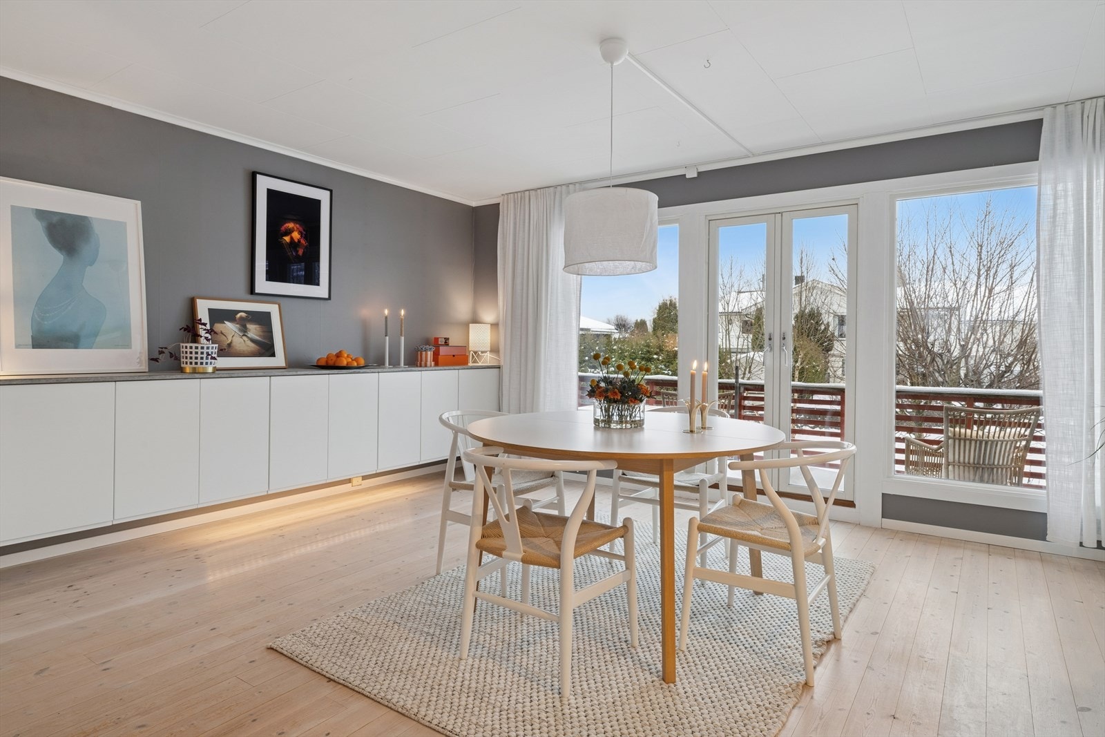 Store vindusflater med utgang til veranda på framsiden.
Hele skaprekken på venstre siden medfølger boligen. Galleribilde