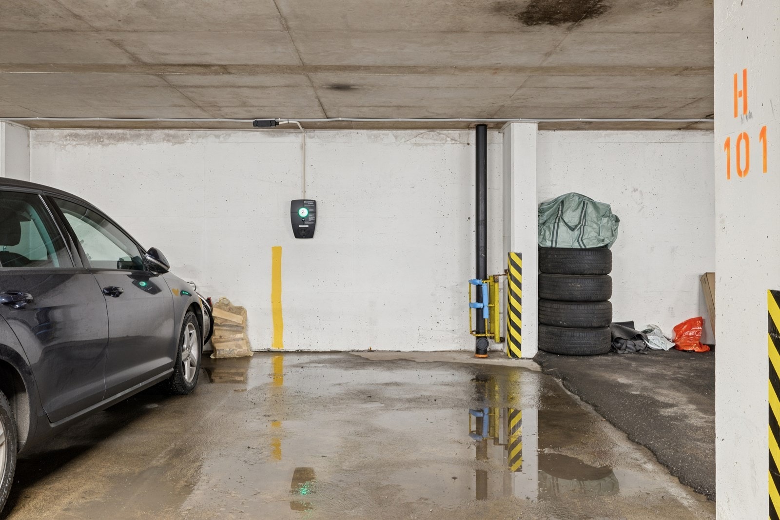 Garasjeplass i felles garasjeanlegg med el-bil lader Galleribilde