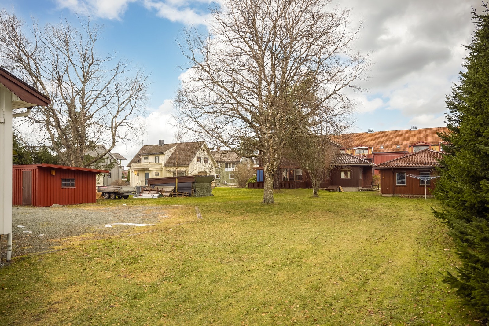 Huset grenser til Ole Vigs gate 20 som også er for salg, og disse to eiendommen har tilsammen nesten 2,5 mål tomt. Galleribilde