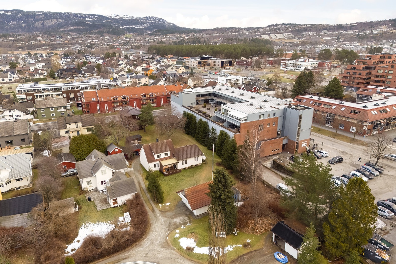Eiendommen har en svært sentral beliggenhet med nærhet til en rekke fasiliteter i Stjørdal sentrum. Her finnes dagligvare, shoppingsenter med butikker, frisør, apotek og vinmonopol. Galleribilde