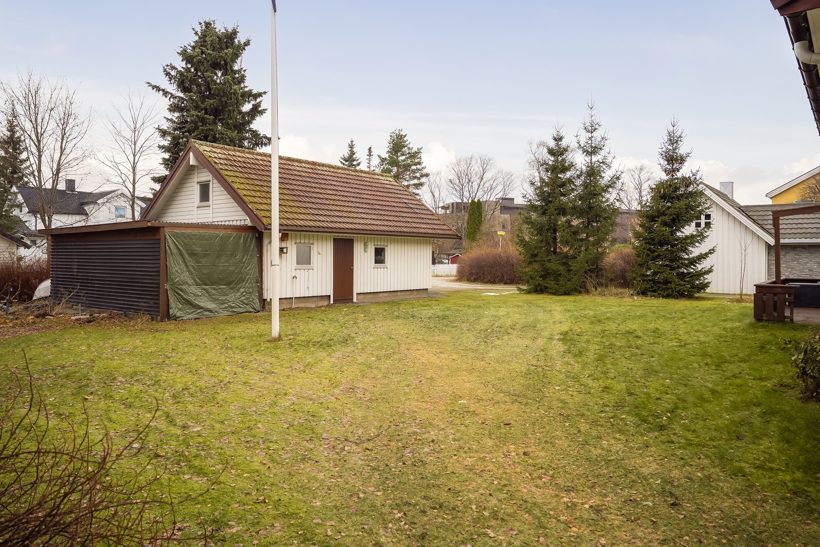 Eneboligen har stor og fin hage. Galleribilde