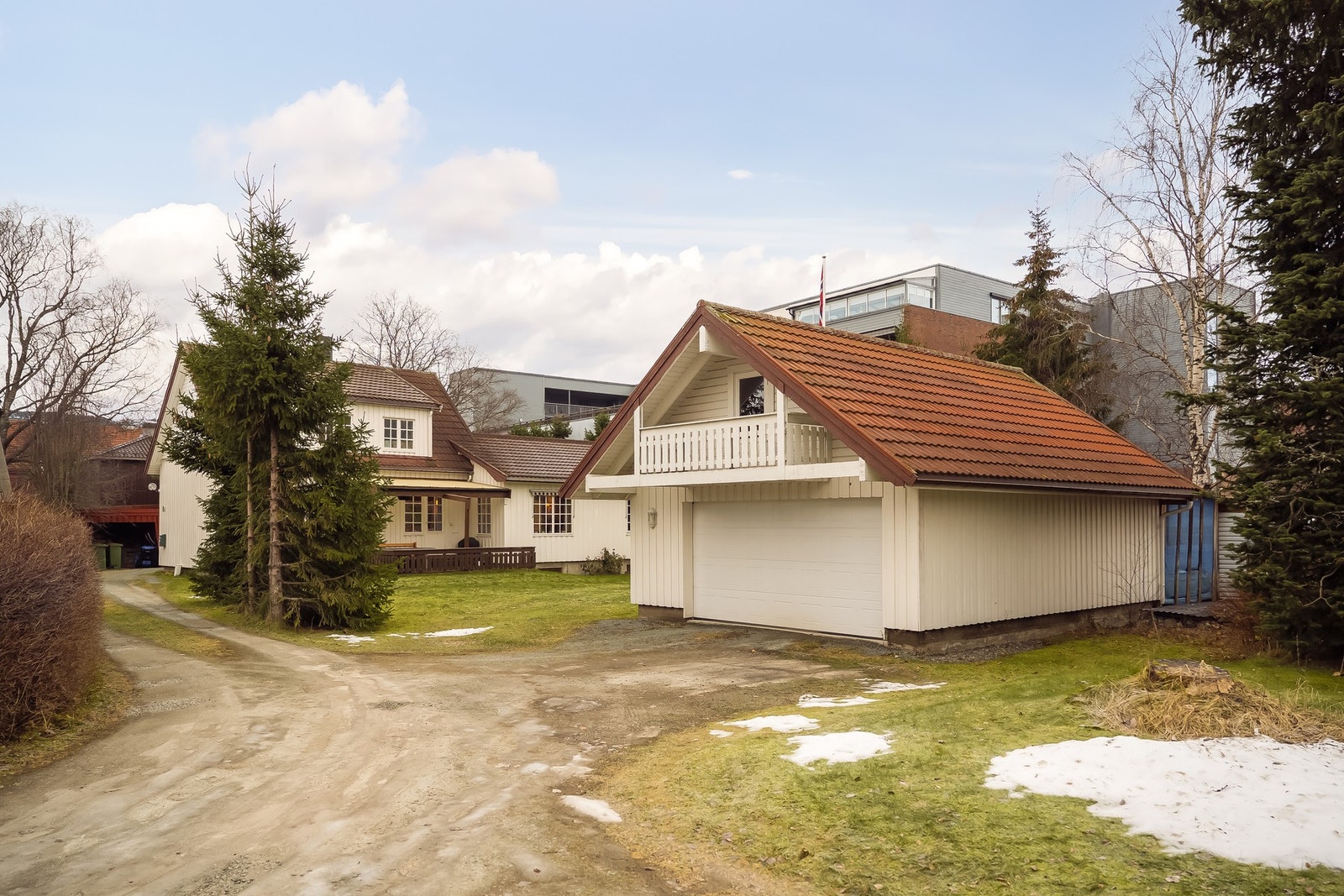 Dette er en enebolig med stor tomt på 1367 kvm og ligger midt i kjernen av Stjørdal sentrum. Galleribilde