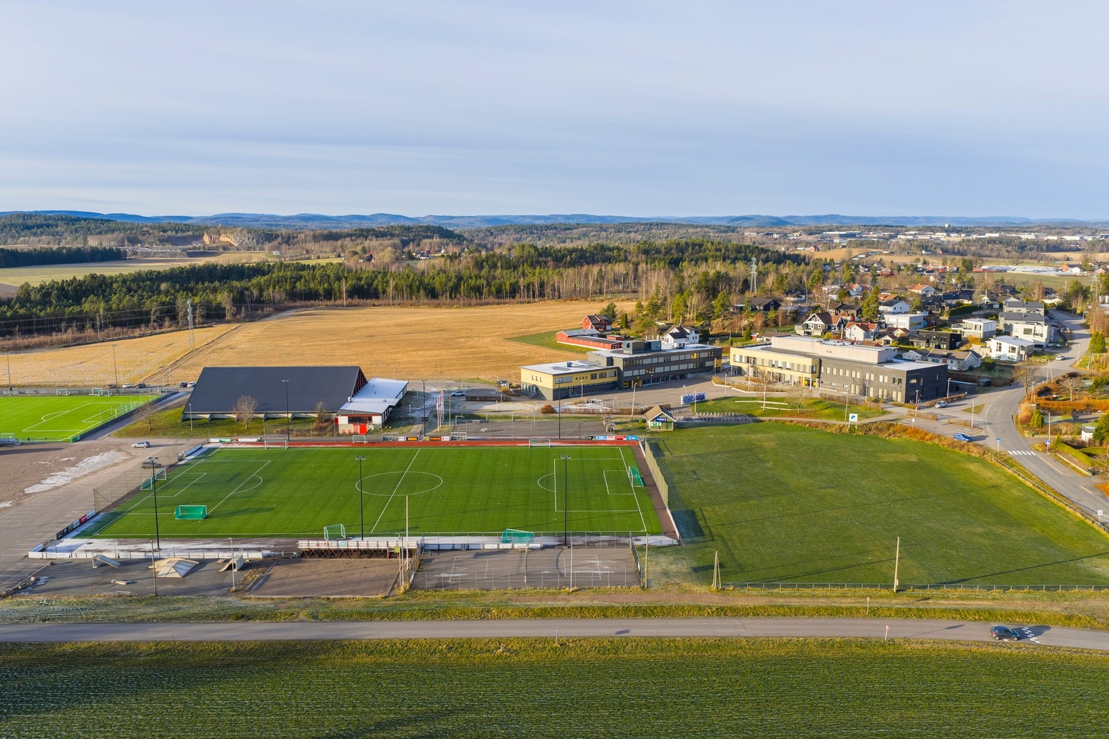 Ved Stokke ungdomsskole har du skole, idrettshall og uteareana Galleribilde