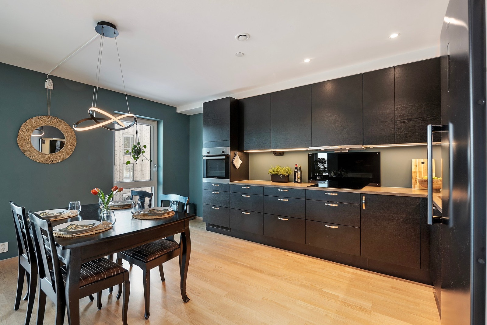 En stilren leilighet med gjennomgående bra standard Galleribilde