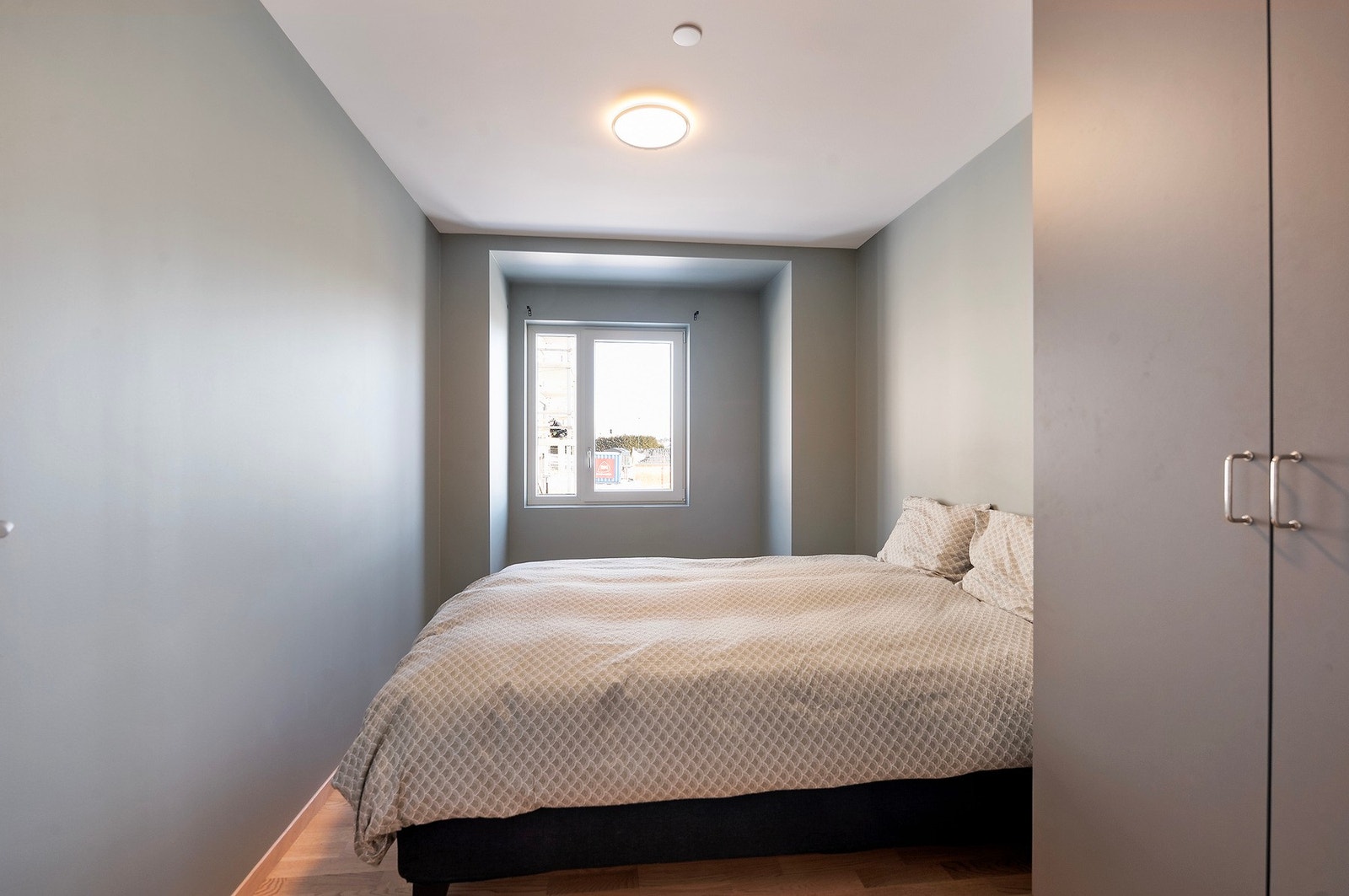 Soverom II er også av god størrelse med plass til dobbeltseng og garderobeskap Galleribilde