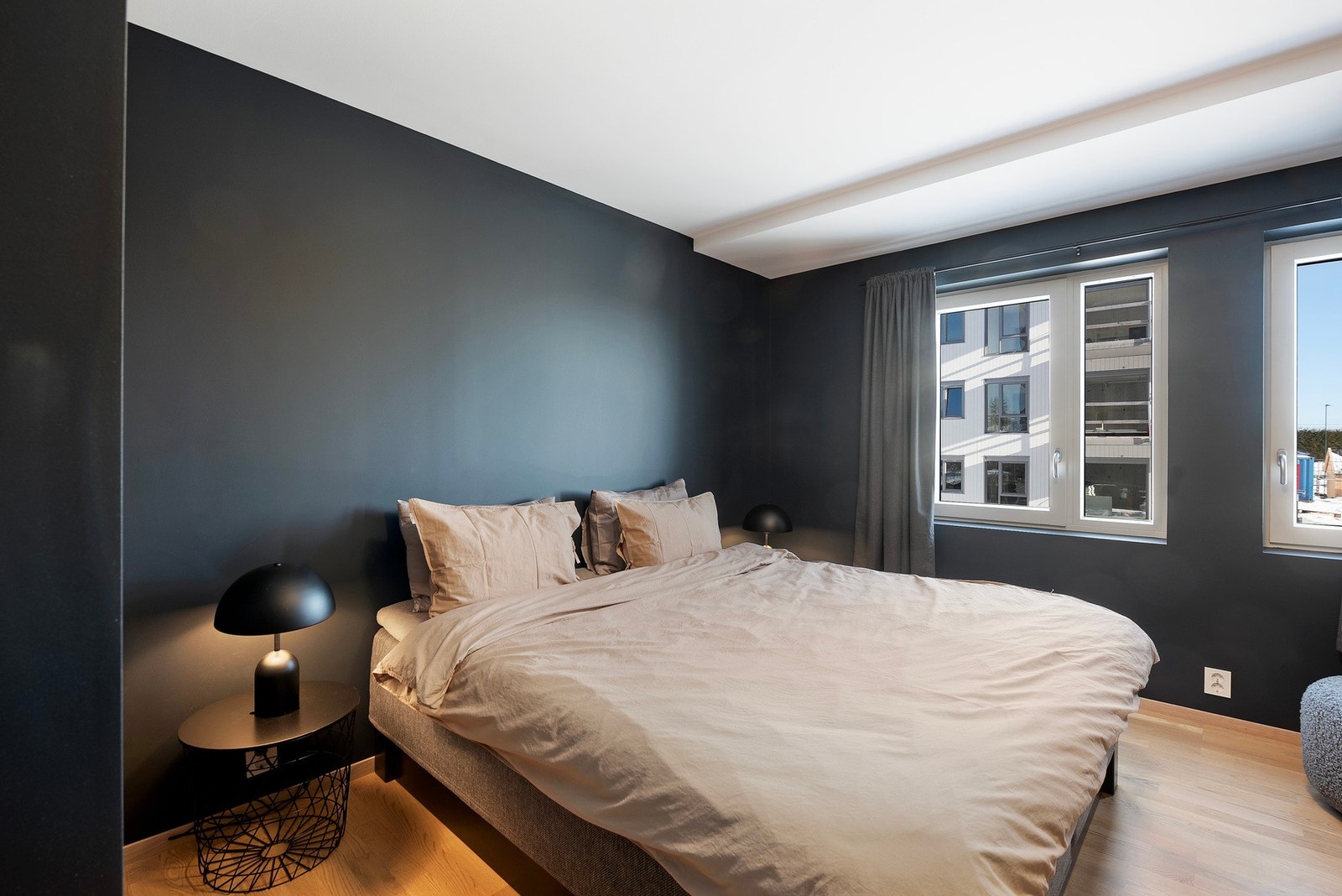 Soverom I er av god størrelse med god plass til dobbeltseng og nattbord Galleribilde