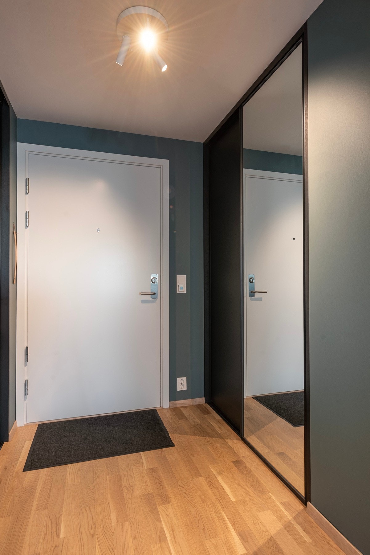 Velkommen inn! I entré er det innredet med skyvedørsgarderobe Galleribilde