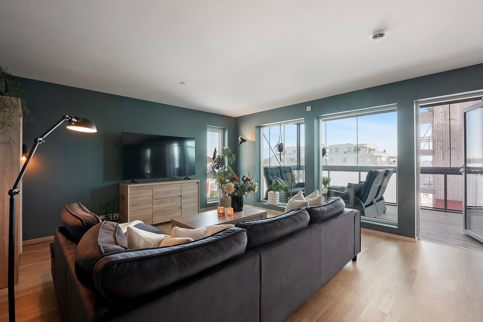 Rommet består av store vindusflater gir en behagelig og åpen romfølelse Galleribilde