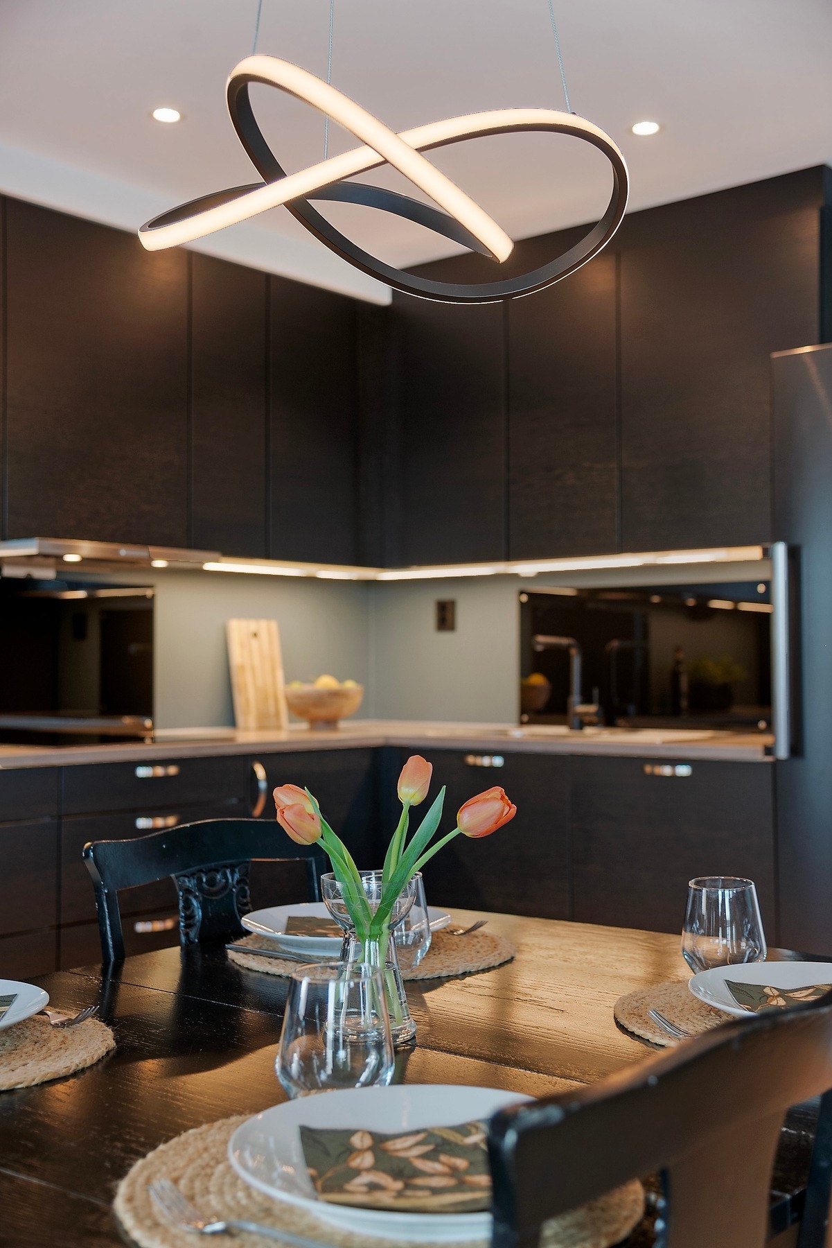 God plass til spisegruppe som inviterer til hyggelige måltider Galleribilde