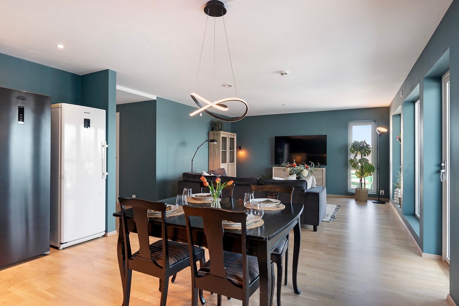 Lun og jevn temperatur med gulvvarme i stue/ kjøkken, bad, innvendig bod og entré Galleribilde