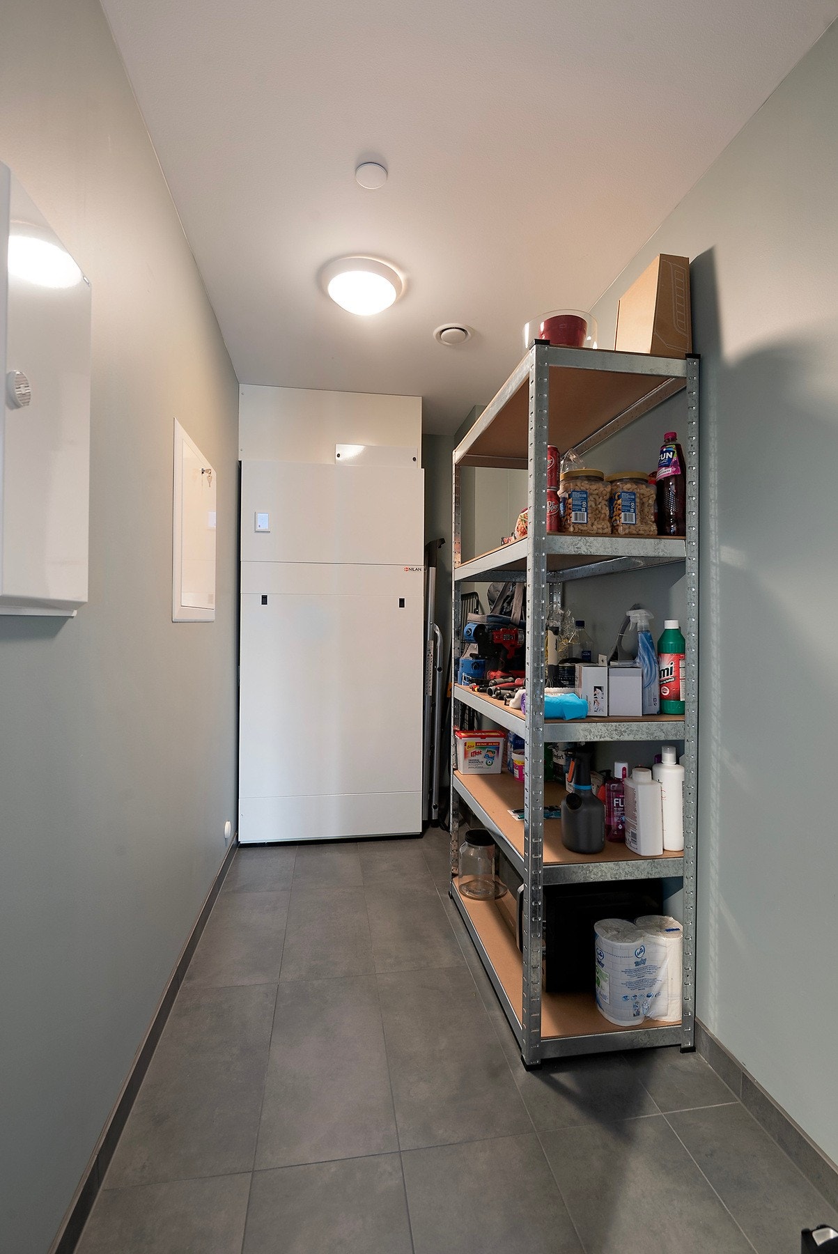 Praktisk med innvendig bod til oppbevaring av husholdningsartikler og annet tilbehør Galleribilde