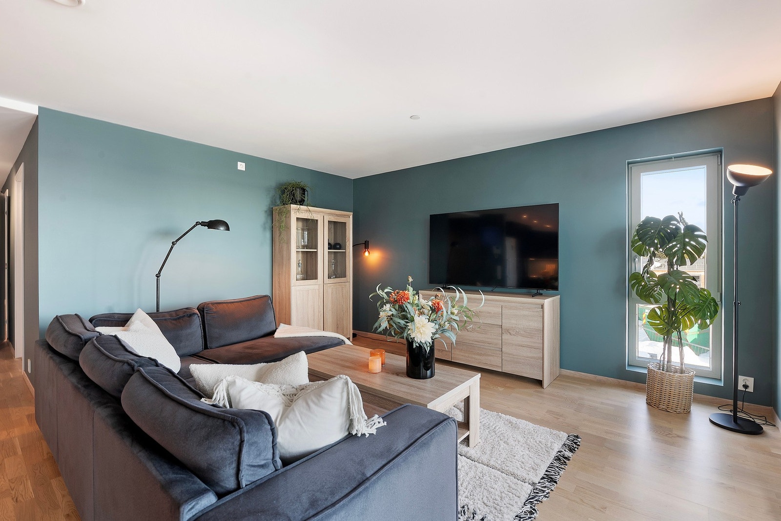 Videre er det god plass til sofagruppe med tilhørende møblement Galleribilde