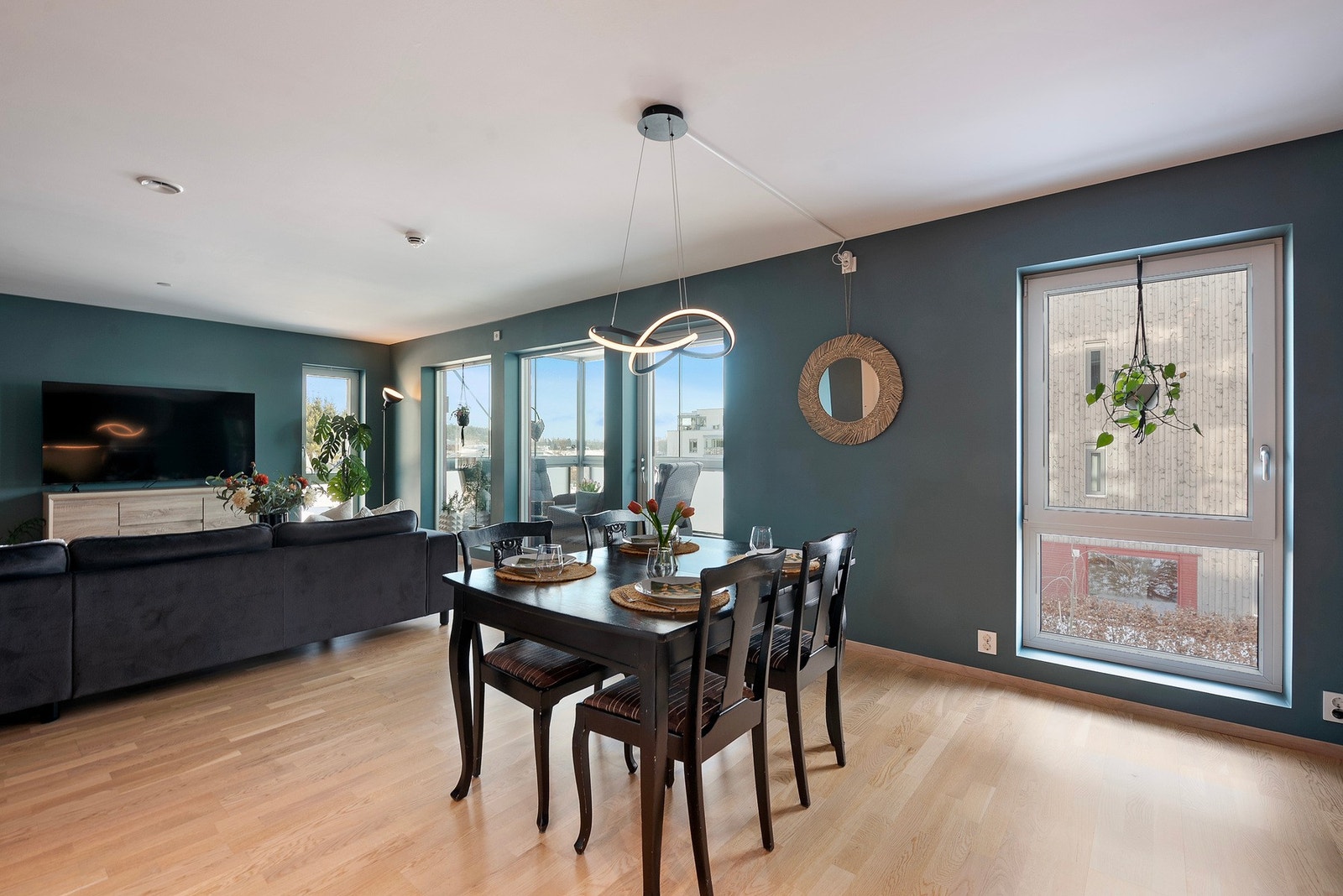 Den åpne planløsningen skaper et sosialt oppholdsrom - perfekt for både hverdag og sammenkomster Galleribilde