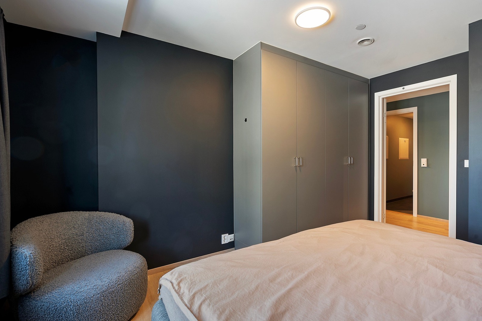 Innredet med romslig garderobeløsning Galleribilde