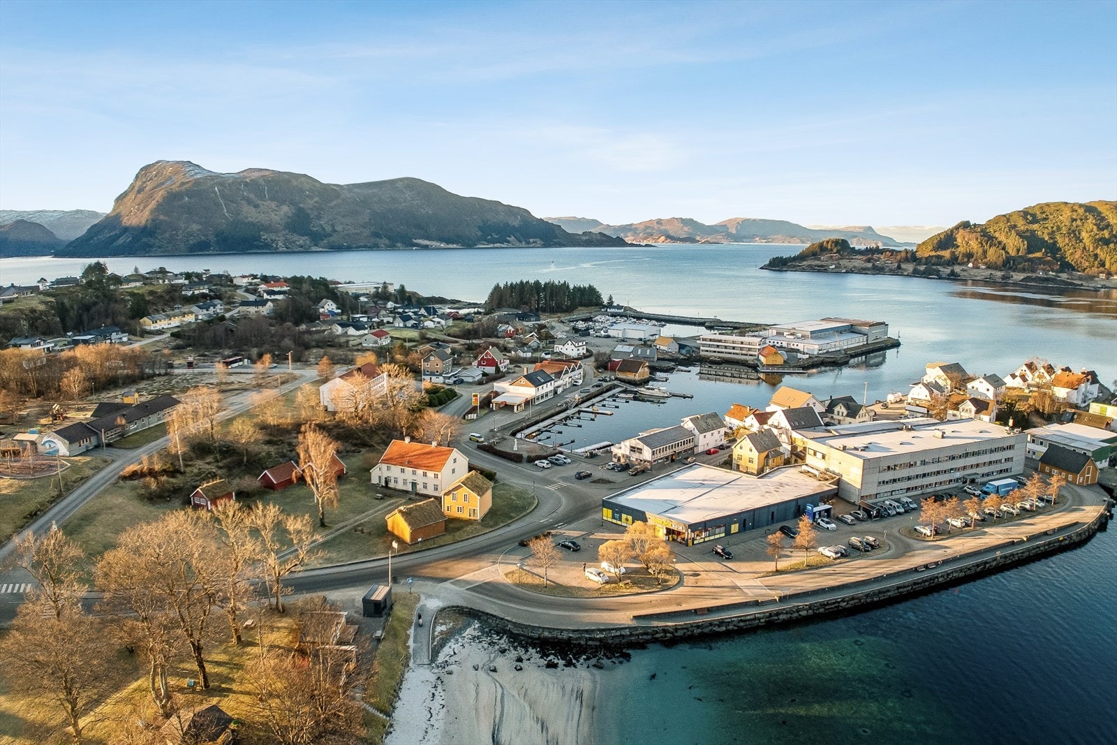 Selje sentrum ligger ca 10 min unna med bil med blant annet gjestebåthavn, matbutikk, kafe, pub, frisør, bibliotek mm Galleribilde