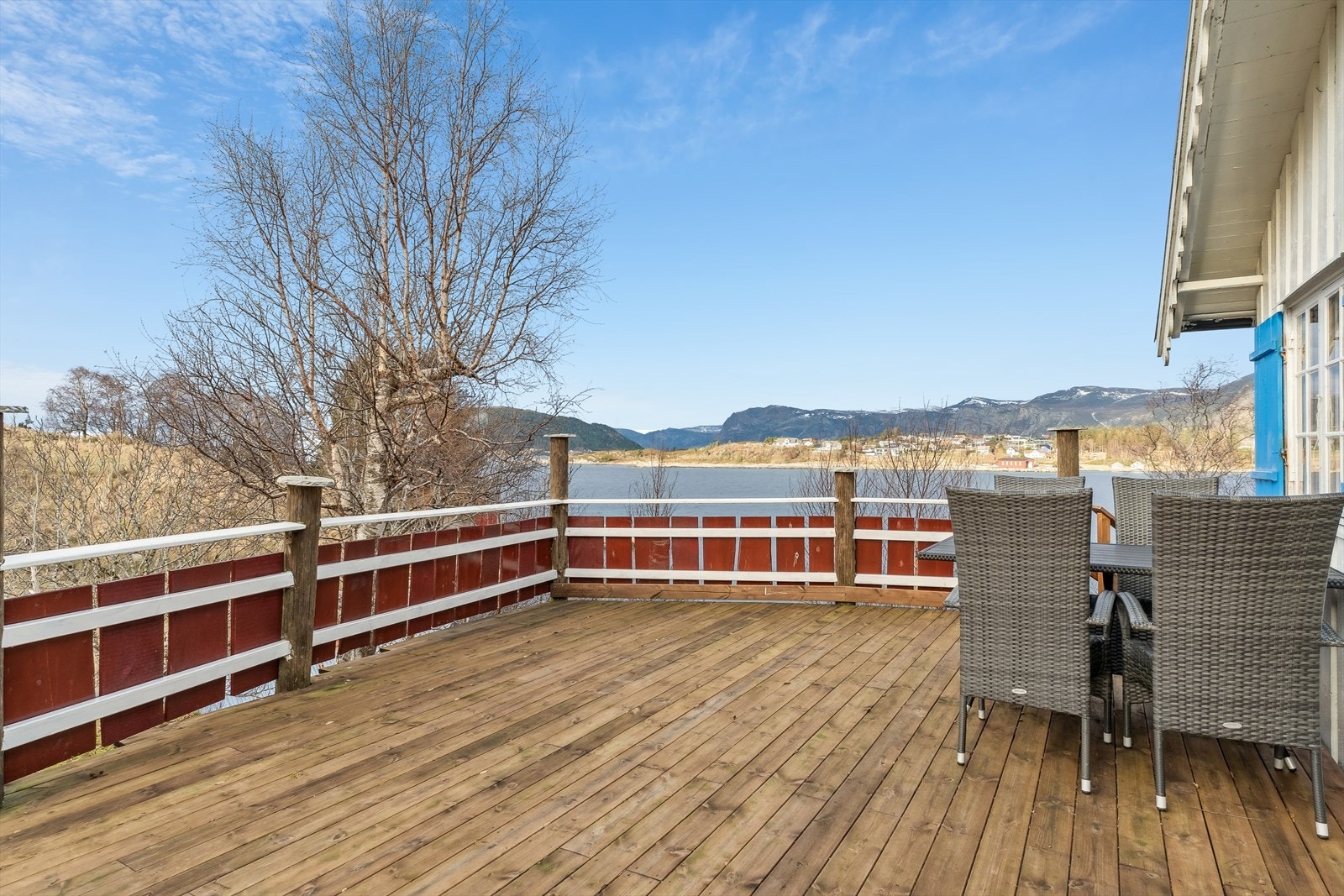 Adkomst til terrasse fra stue og hage Galleribilde