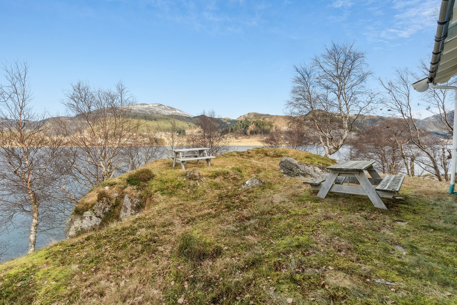 Naturtomt med fine uteplasser Galleribilde