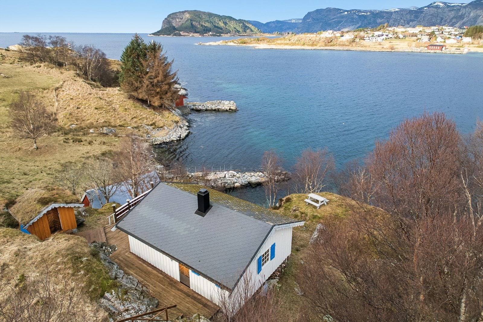 Eiendommen ligger fint til på nordsiden av halvøya Salt, med flott utsyn mot Selje og ut mot Stadhavet. Galleribilde