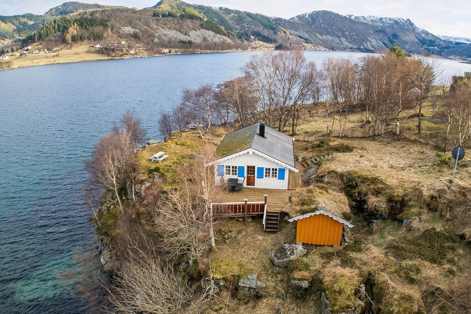 Hytte fra 2002 med 60m sjølinje og naust ved Moldefjorden Galleribilde