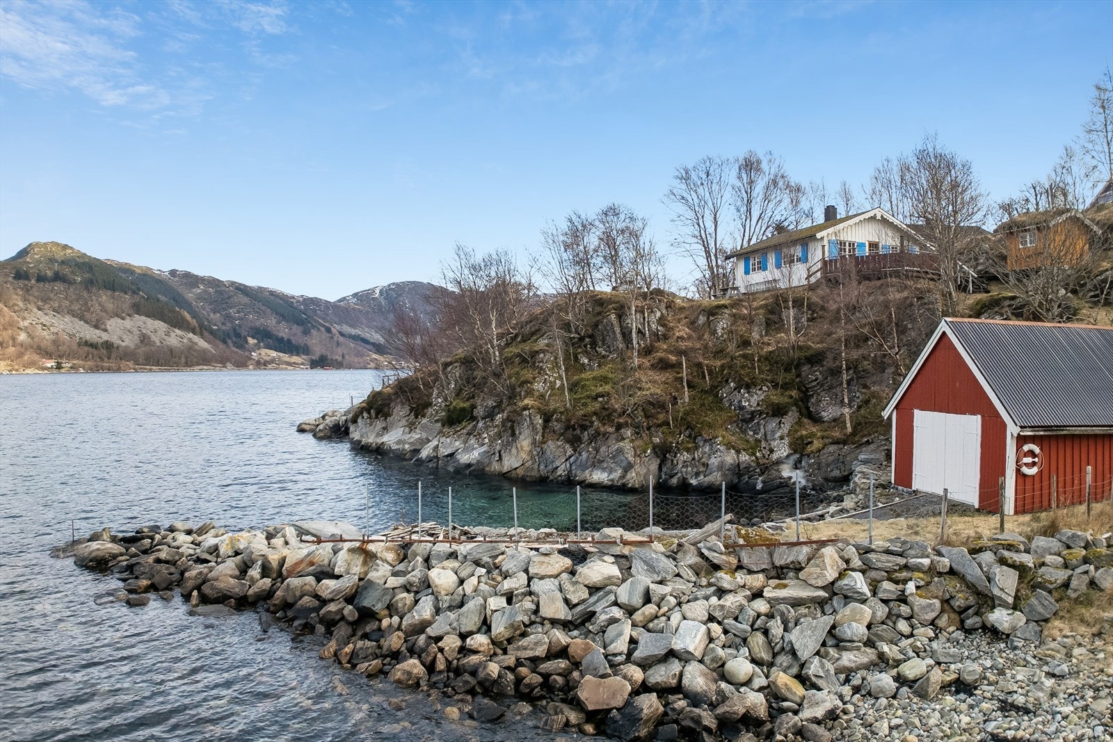 Naustet ligger like nedenfor hytten sammen med en eldre steinmolo Galleribilde