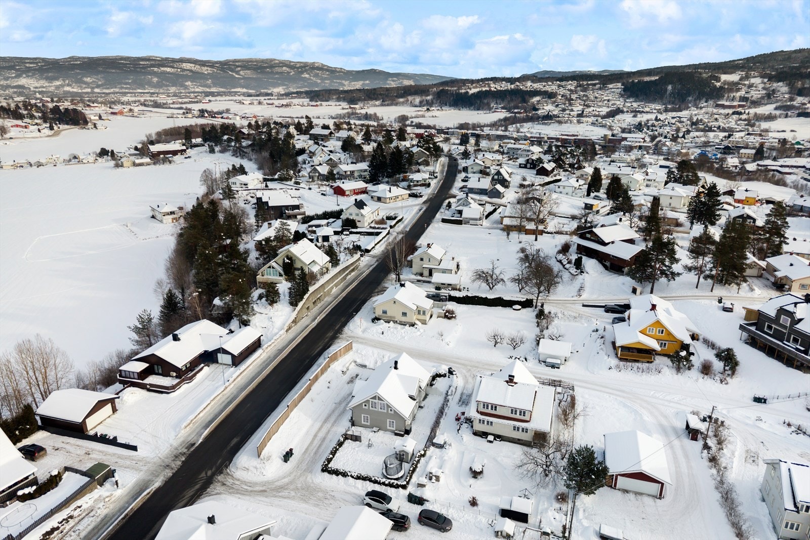 Smellhaugen kommunale barnehage ligger ca. 15 minutters gange fra eiendommen og Vestfossen barne- og ungdomsskole ligger ca. 3-4 minutter unna med bil. Det finnes flere videregående skoler i nærliggende områder. Galleribilde