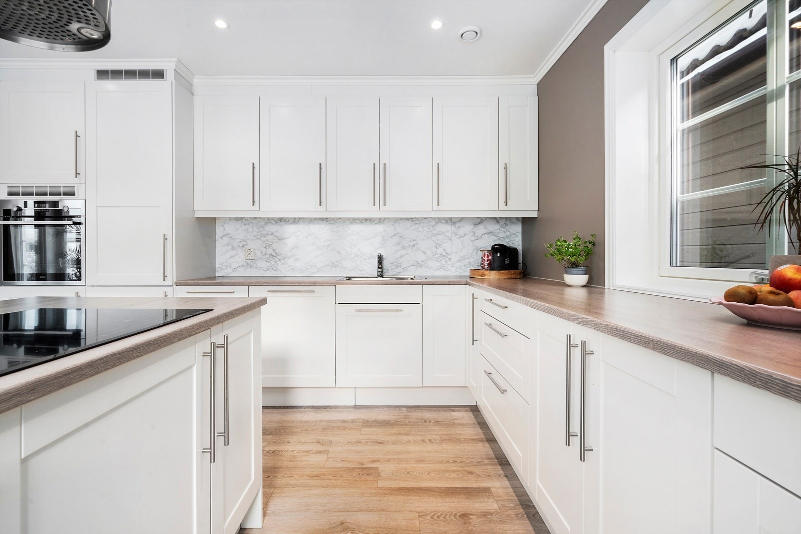 Innredningen byr på gode arbeidsflater og rikelig med oppbevaringsplass i både skuffer og skap. Galleribilde