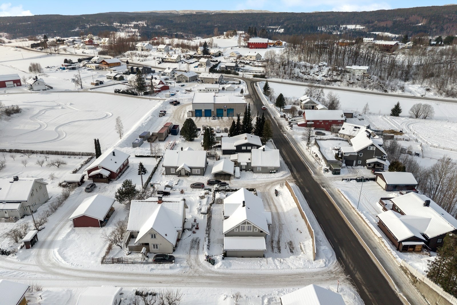 Fra eiendommen er det enkel tilgang til mangfoldige og idylliske turmuligheter. Her kan Junger, Røkebergtjernet og Eikeren spesielt anbefales. Galleribilde
