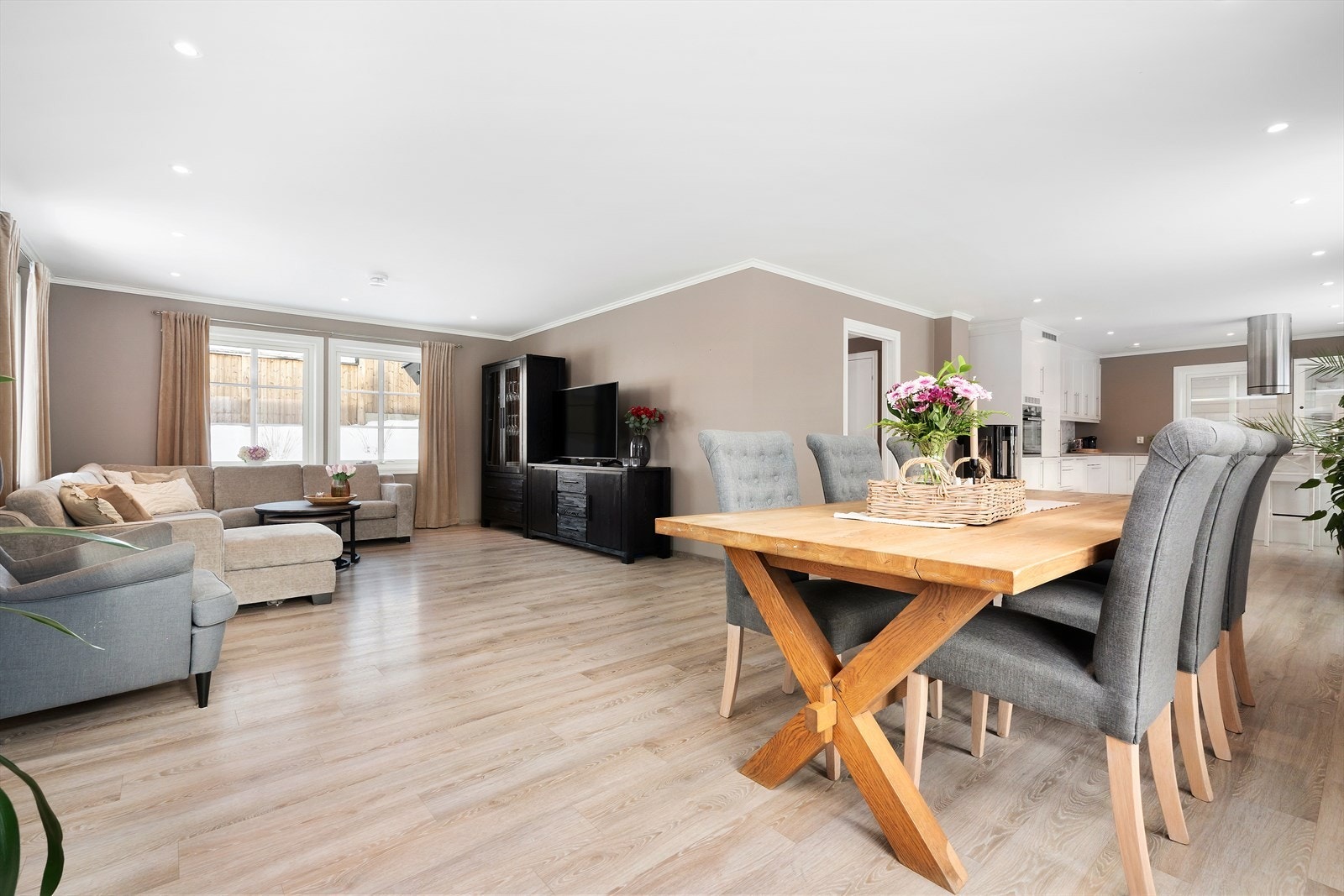 Boligen har en praktisk planløsning med åpen stue/kjøkken løsning. Galleribilde