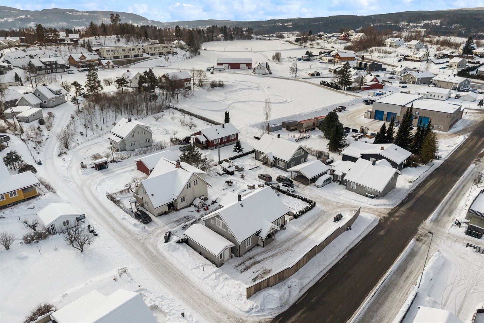Eiendommen forøvrig ligger sentralt med kort vei til det meste en familie kan ønske seg i en travel hverdag. Galleribilde