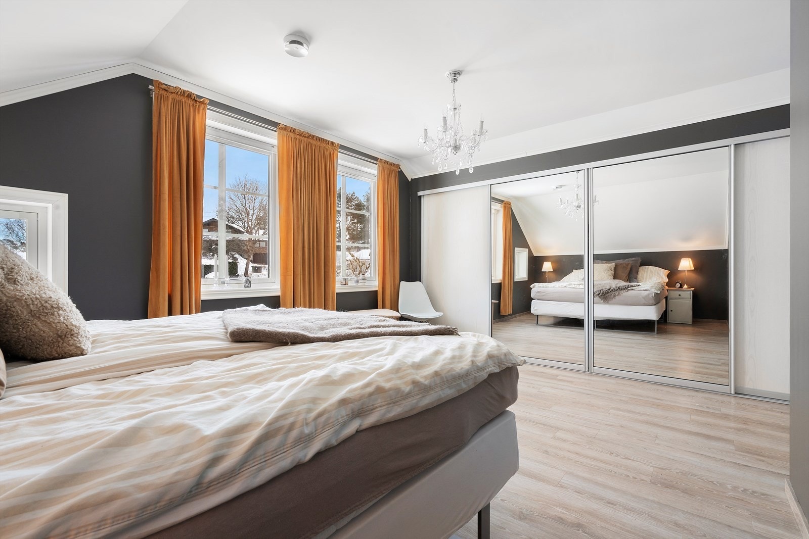 På soverommet er det en praktisk skyvedørsgarderobe. Galleribilde