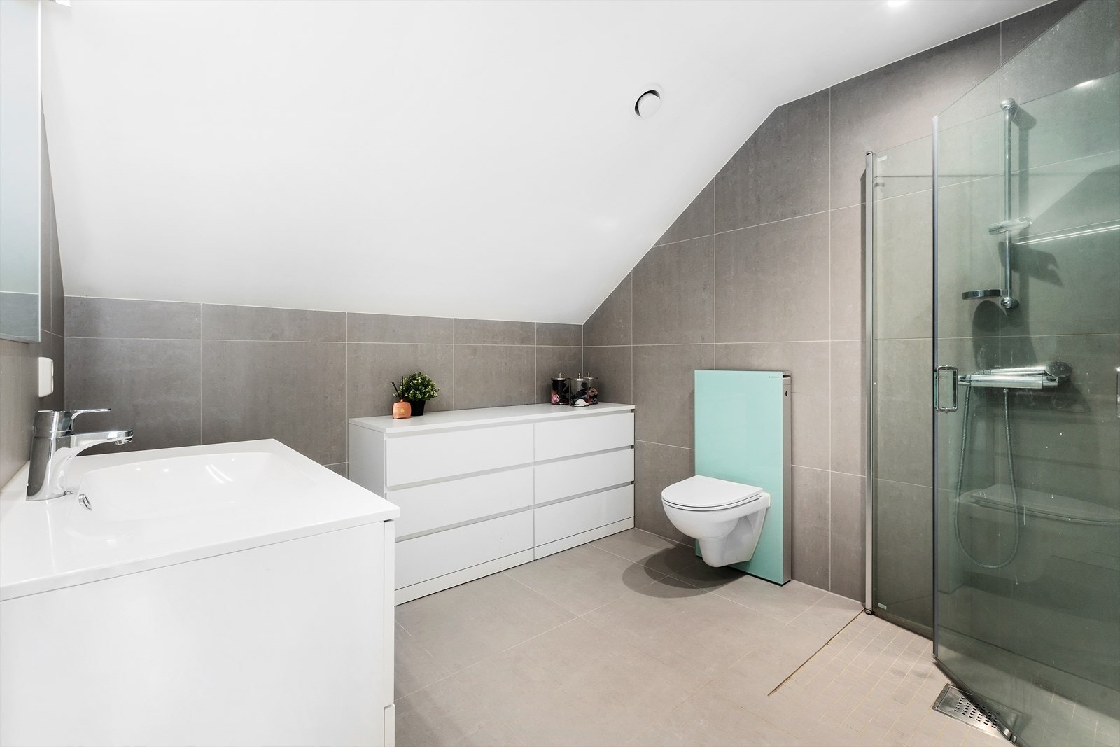 Badet i overetasjen er romslig, med god plass til oppbevaring. Galleribilde