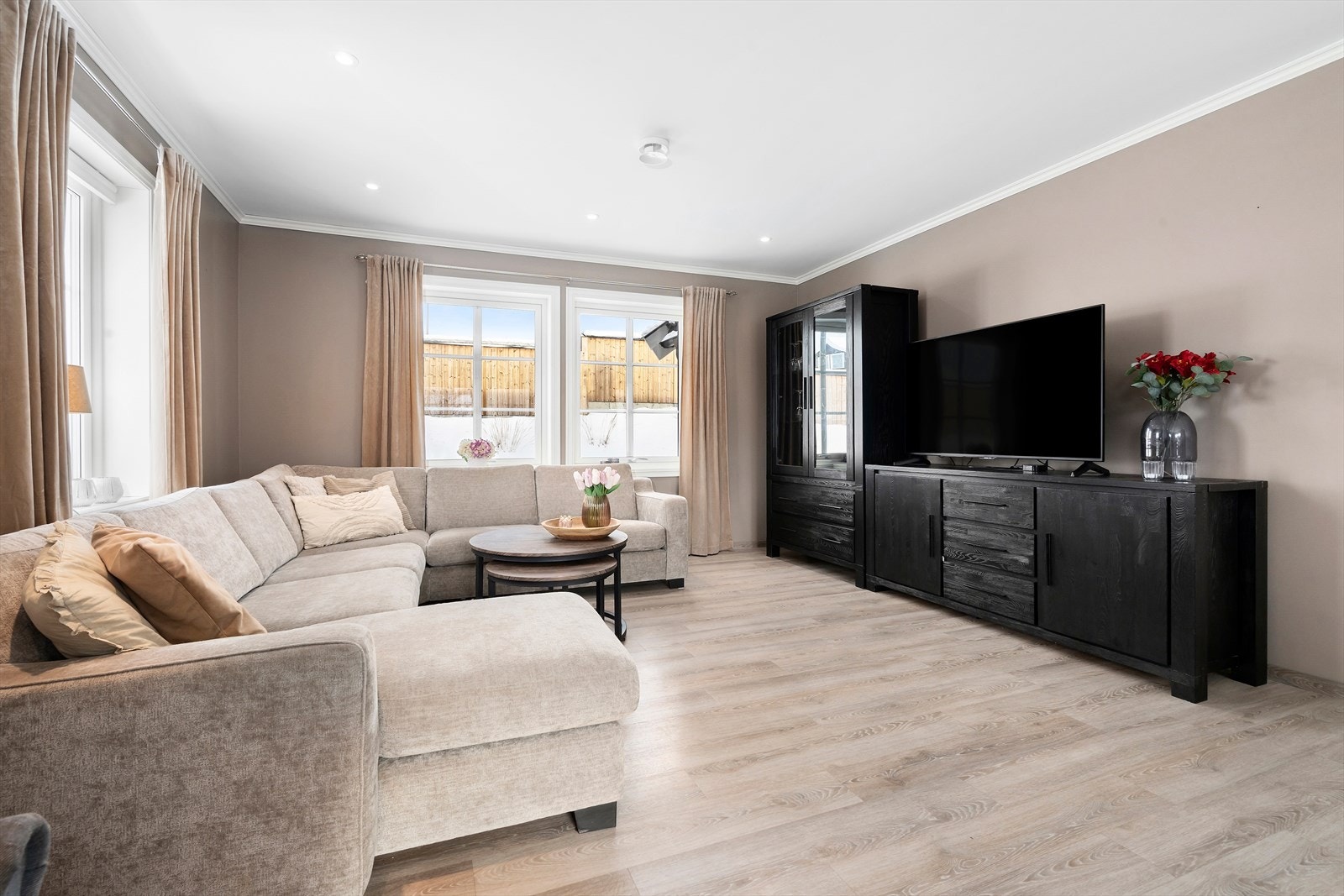 Vinduene slipper inn godt med naturlig lys, som gir rommet en luftig og åpen følelse. Galleribilde