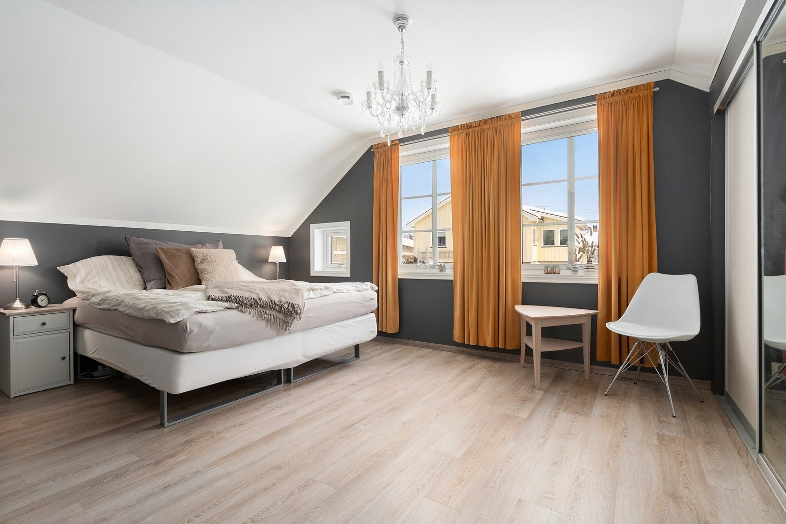 Hovedsoverommet har plass til dobbeltseng, nattbord og garderobeløsning. Galleribilde