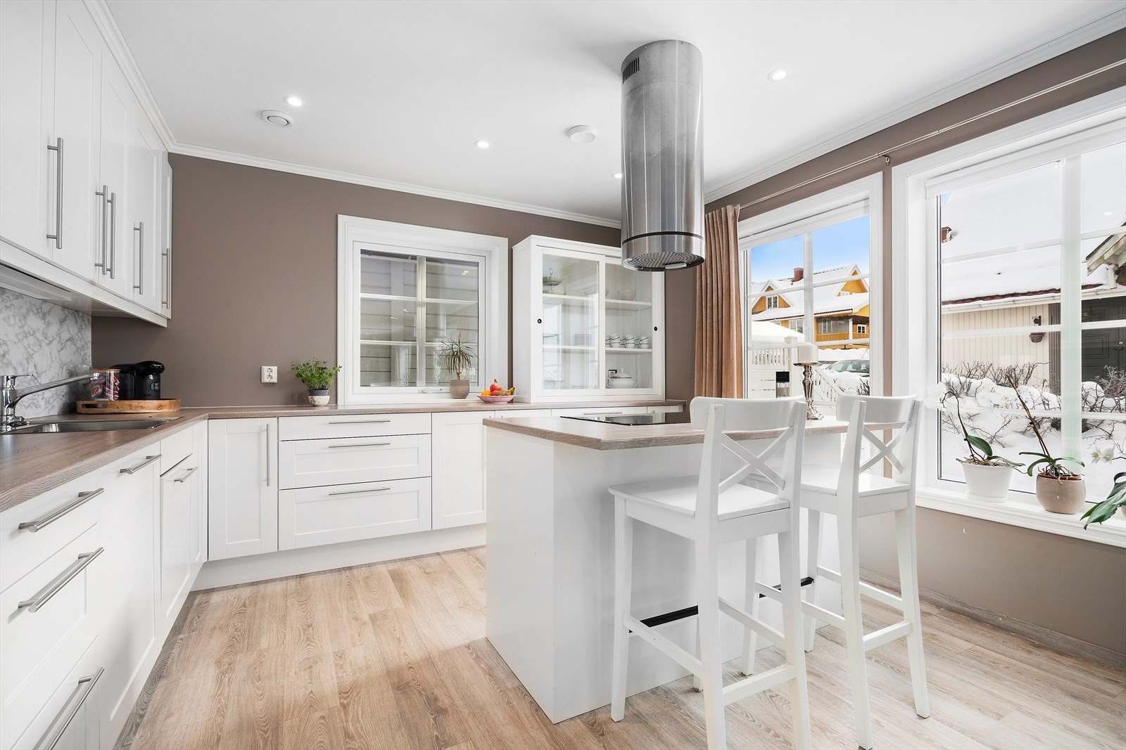 Det er installert kjøl/fryseskap, oppvaskmaskin, komfyr, induksjonstopp, vannstoppsystem og komfyrvakt. Galleribilde