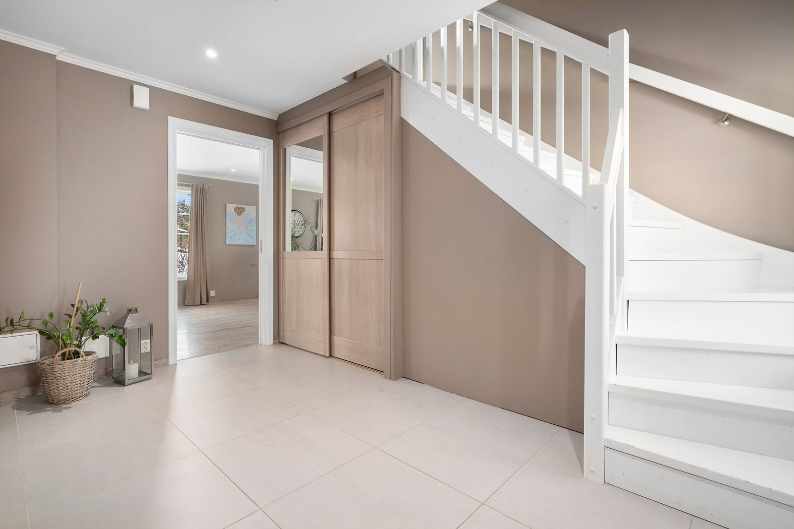 Fra gangen går man opp til boligens andre etasje/loft. Galleribilde