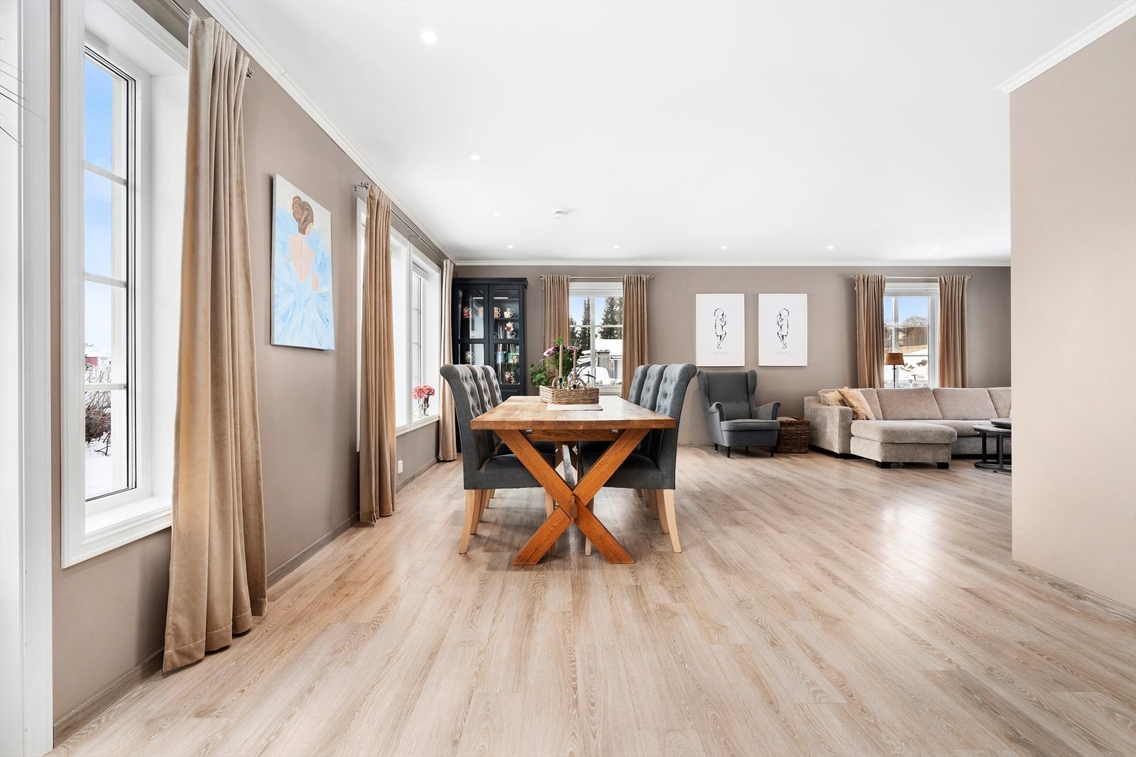 Her er det god plass til spisebord og stoler. Galleribilde