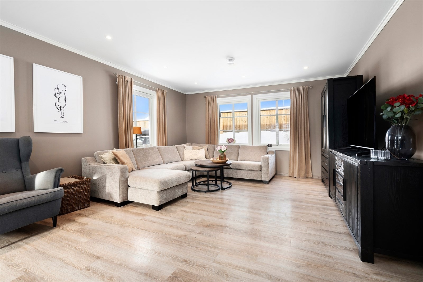 Stuen er romslig og har et flott potensial med mange møbleringsmuligheter. Galleribilde