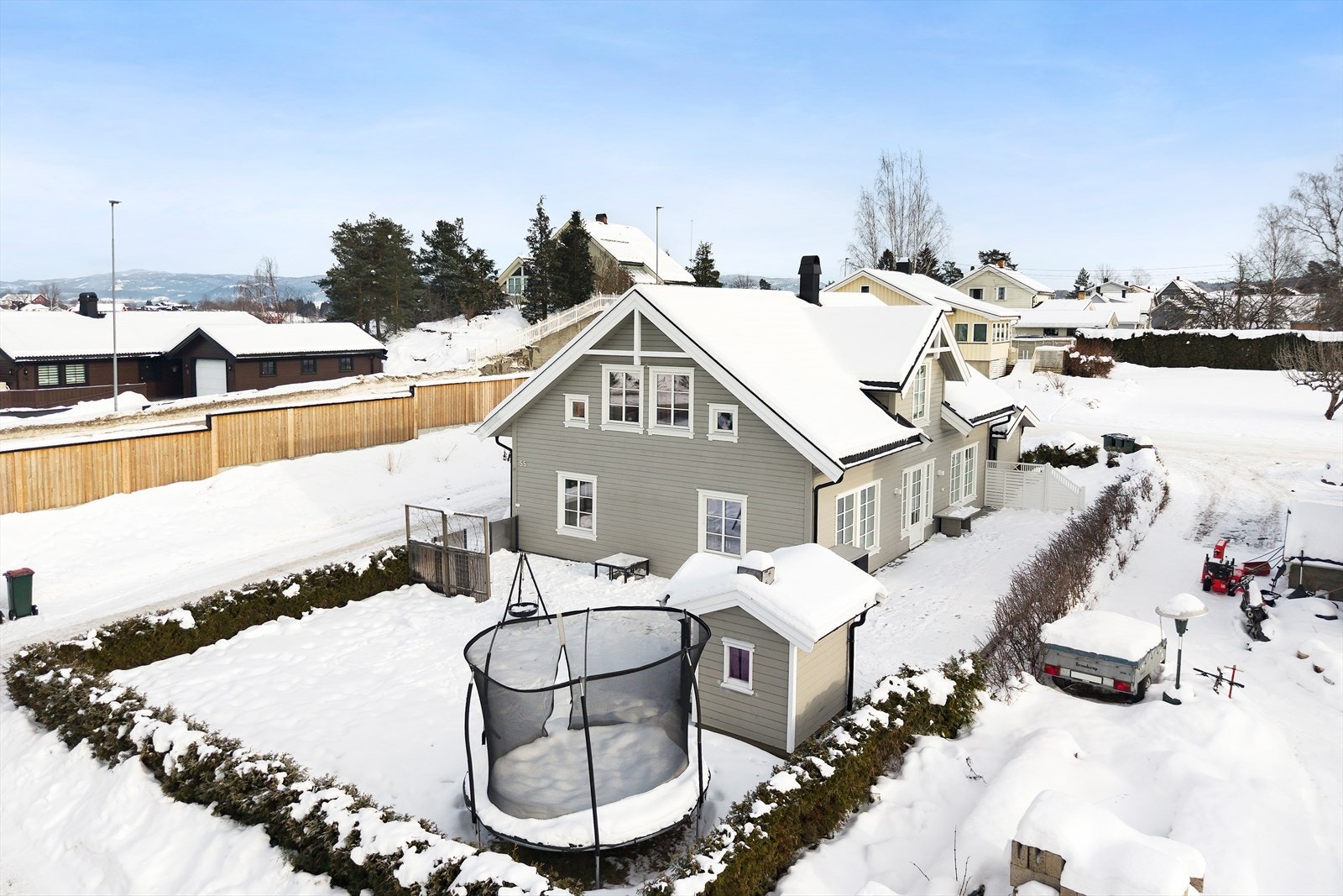 Skarragata 55 ligger i et godt etablert boligområde. Området er barnevennlig med kort vei til både bussholdeplass, barnehage, barneskole, dagligvare, tog og flotte turmuligheter. Galleribilde