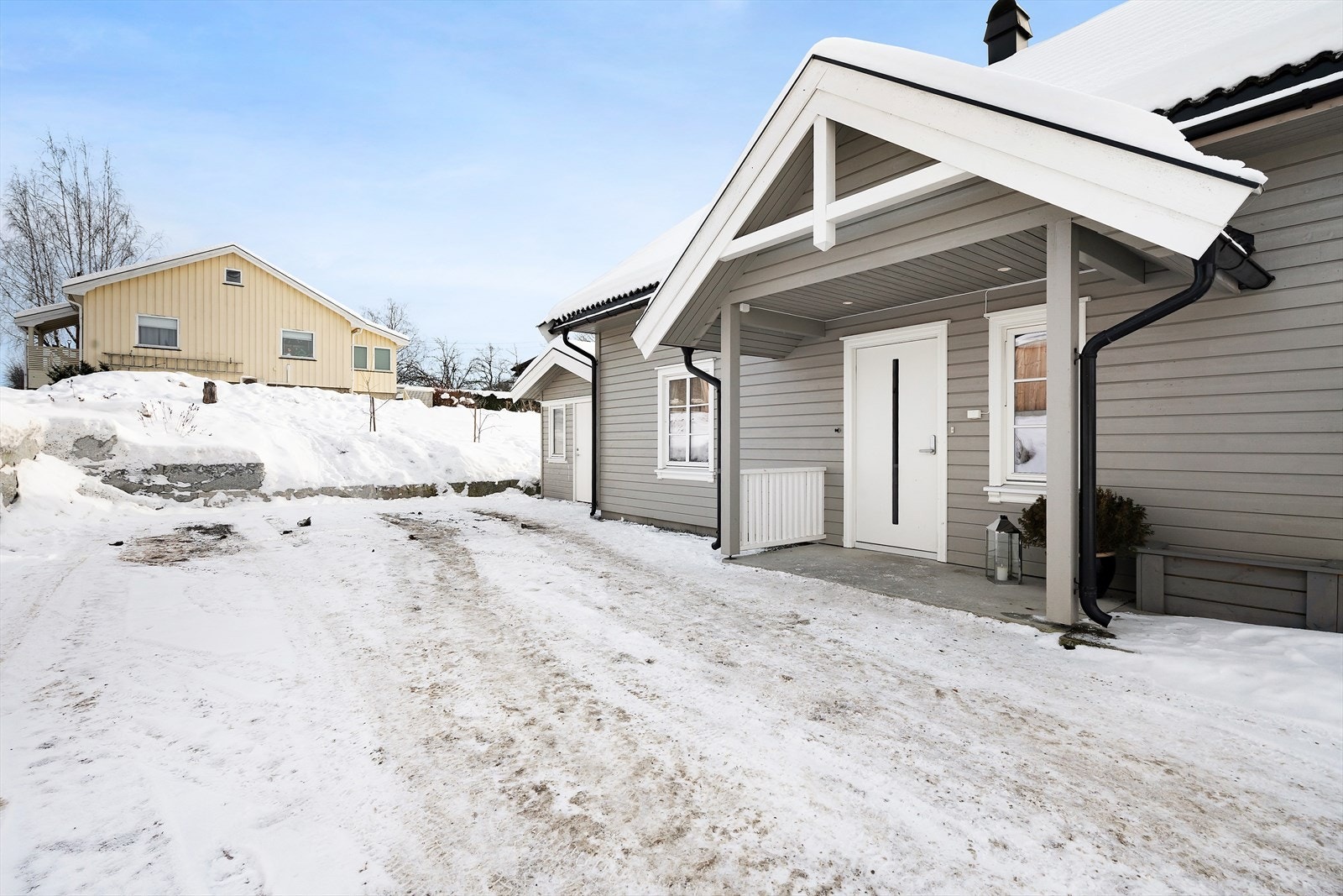 Parkering i egen gårdsplass. Galleribilde