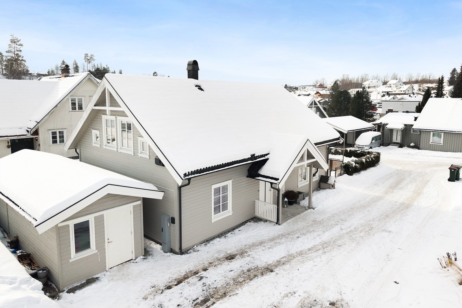 Moderne enebolig fra 2019 med gjennomtenkte løsninger, tre gode soverom og to bad. Galleribilde