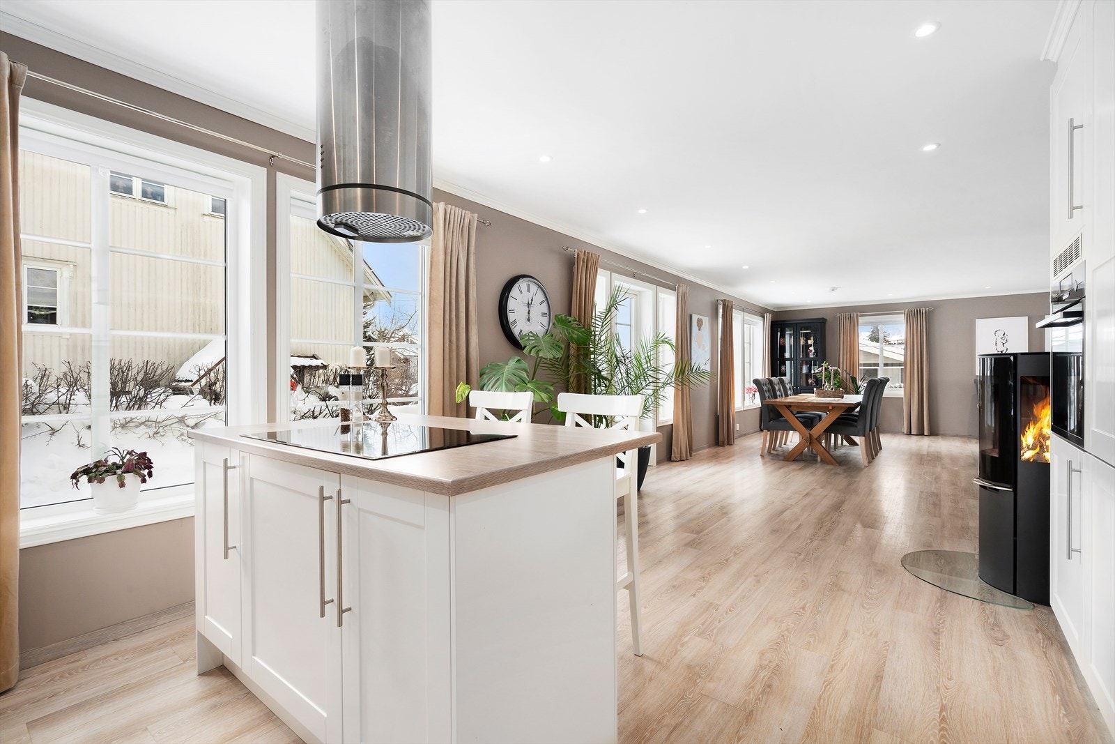 Det er kjøkkenventilator med avtrekk ut av typen Eico. Galleribilde