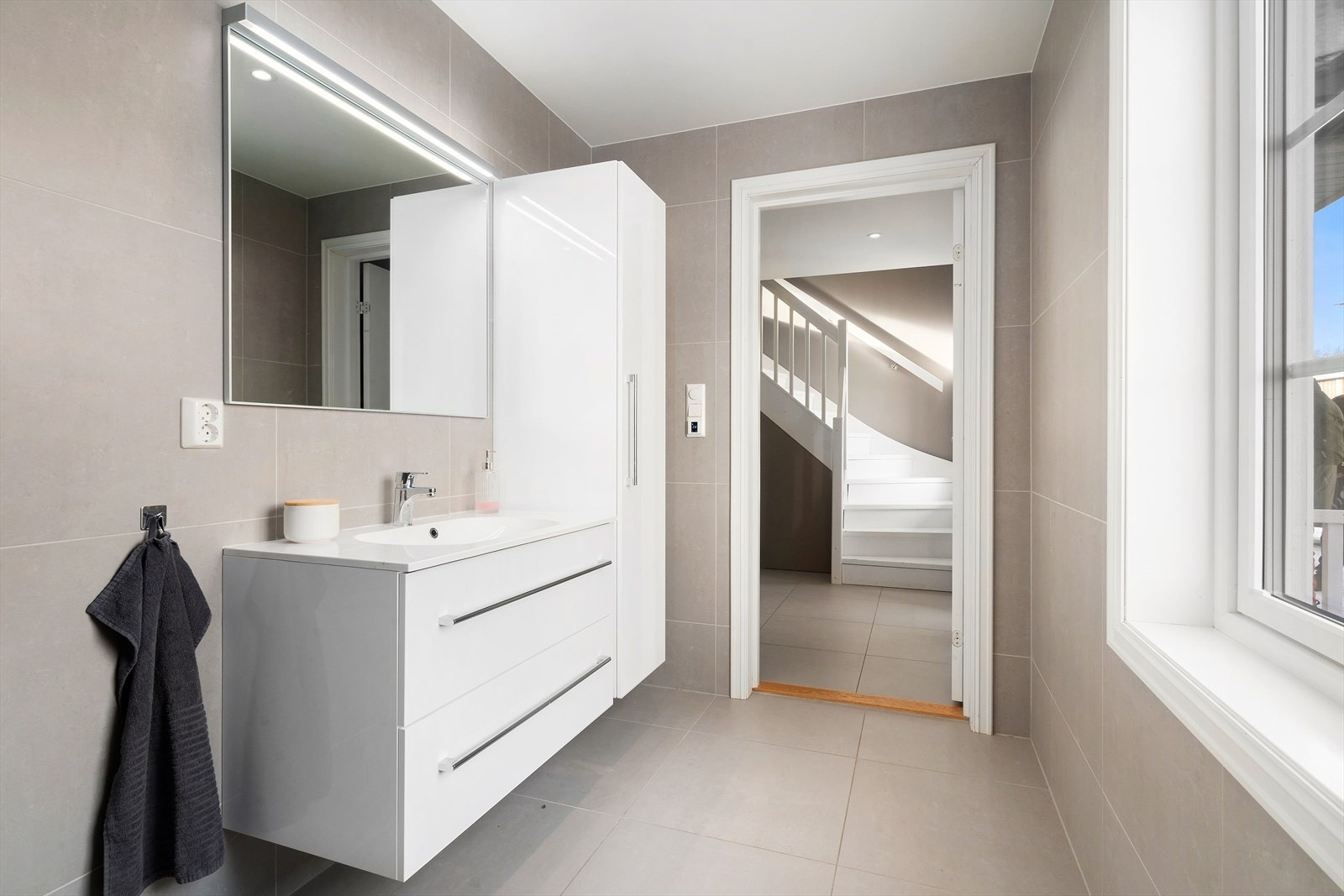 Veggene er kledd med 60x60 cm fliser, og himlingen består av himlingsplater med integrerte downlights. Galleribilde