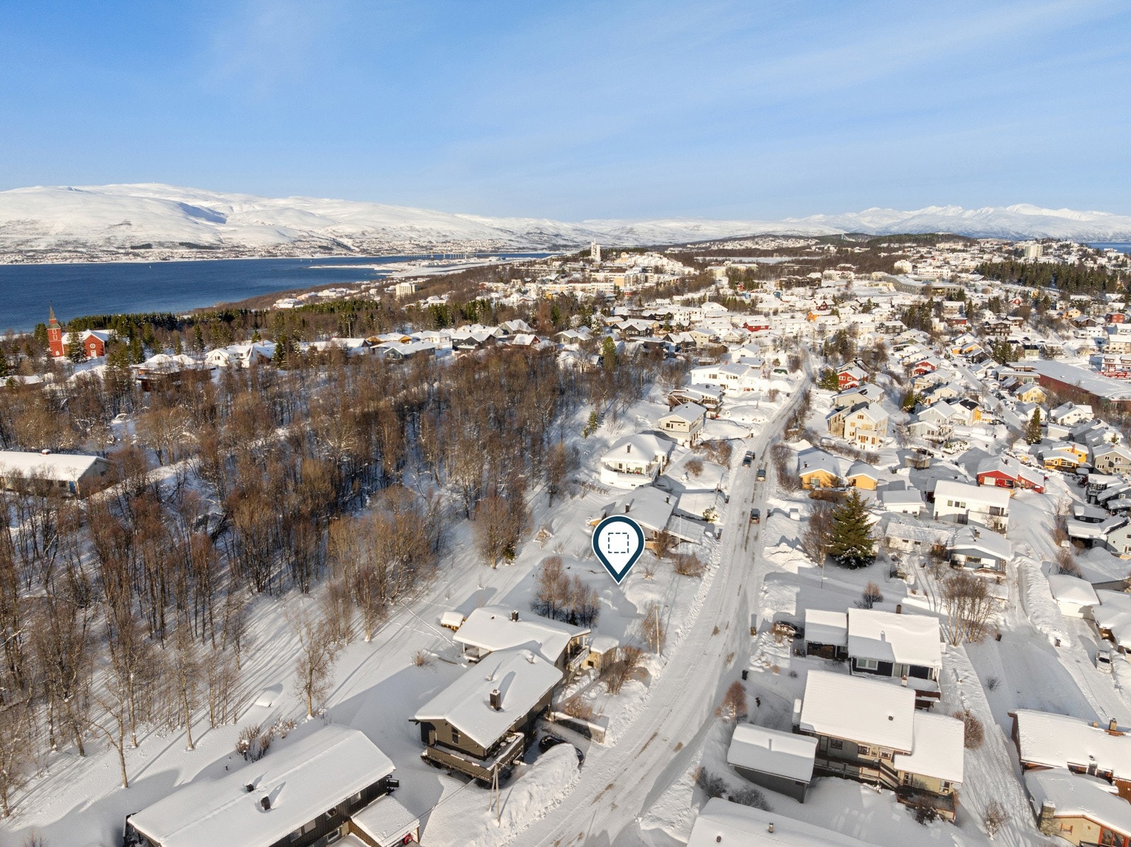Et steinkast unna boligen er det vakre naturomgivelser der man blant annet finner lysløypa som har fantasiske skiforhold på vinteren og prestvannet med turmuligheter. Galleribilde