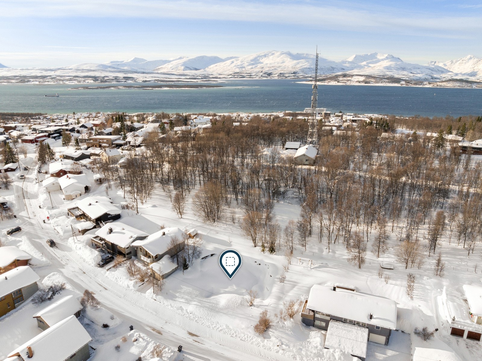 Tomta ligger svært fint og solrikt til i et etterspurt boligområde på toppen av øya. Galleribilde