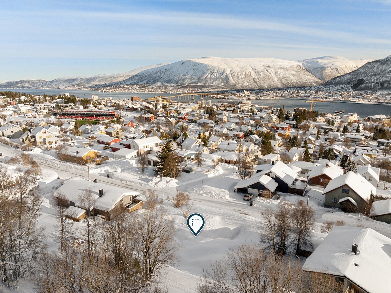 Fantastisk utsikt mot øst mot Tromsøysundet, Tromsdalen og fjellene på fastlandet. Galleribilde