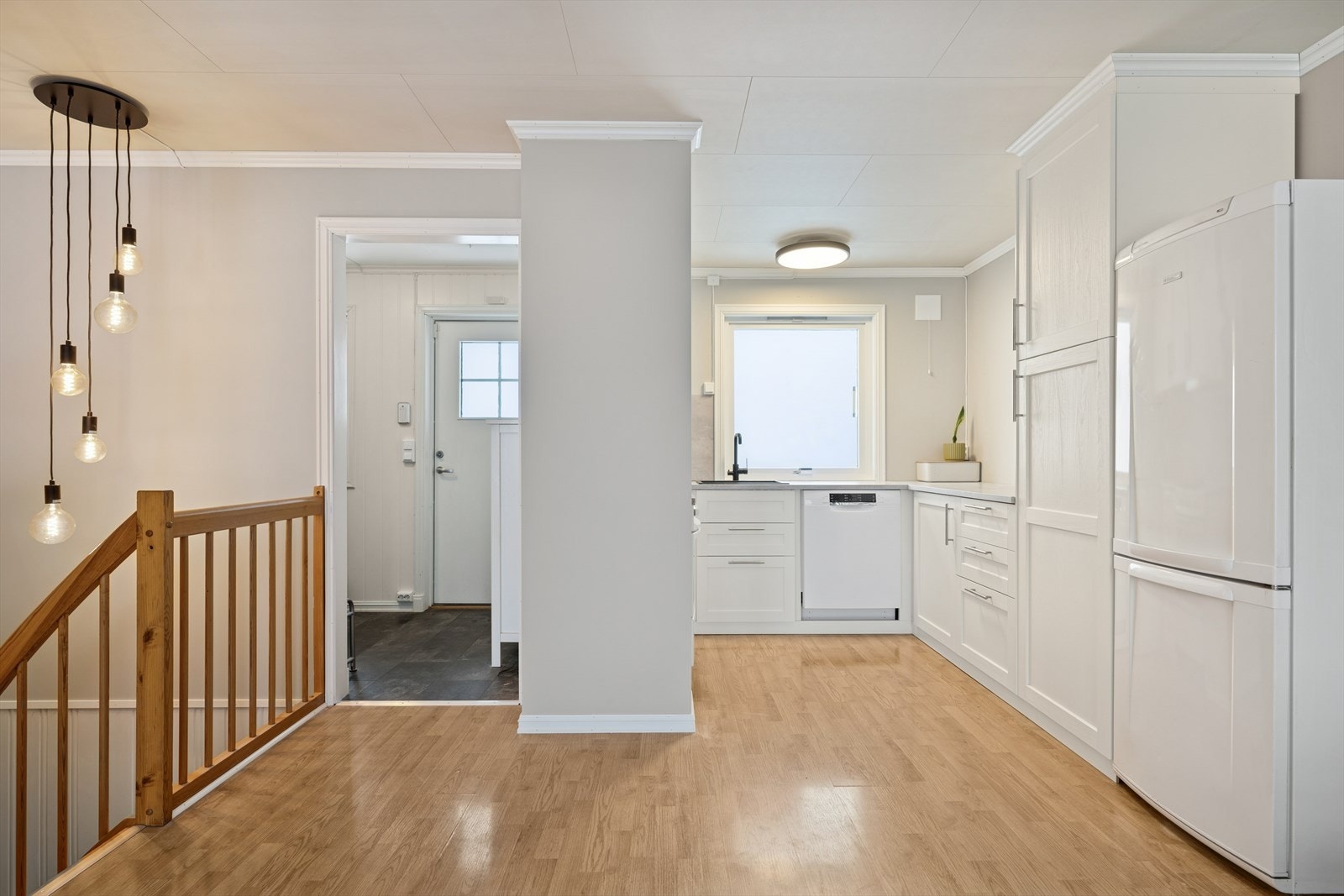 Hovedetasjen er åpen, lys og luftig. Det er nye overflater på veggene, samt kjøkken fra 2025. Galleribilde