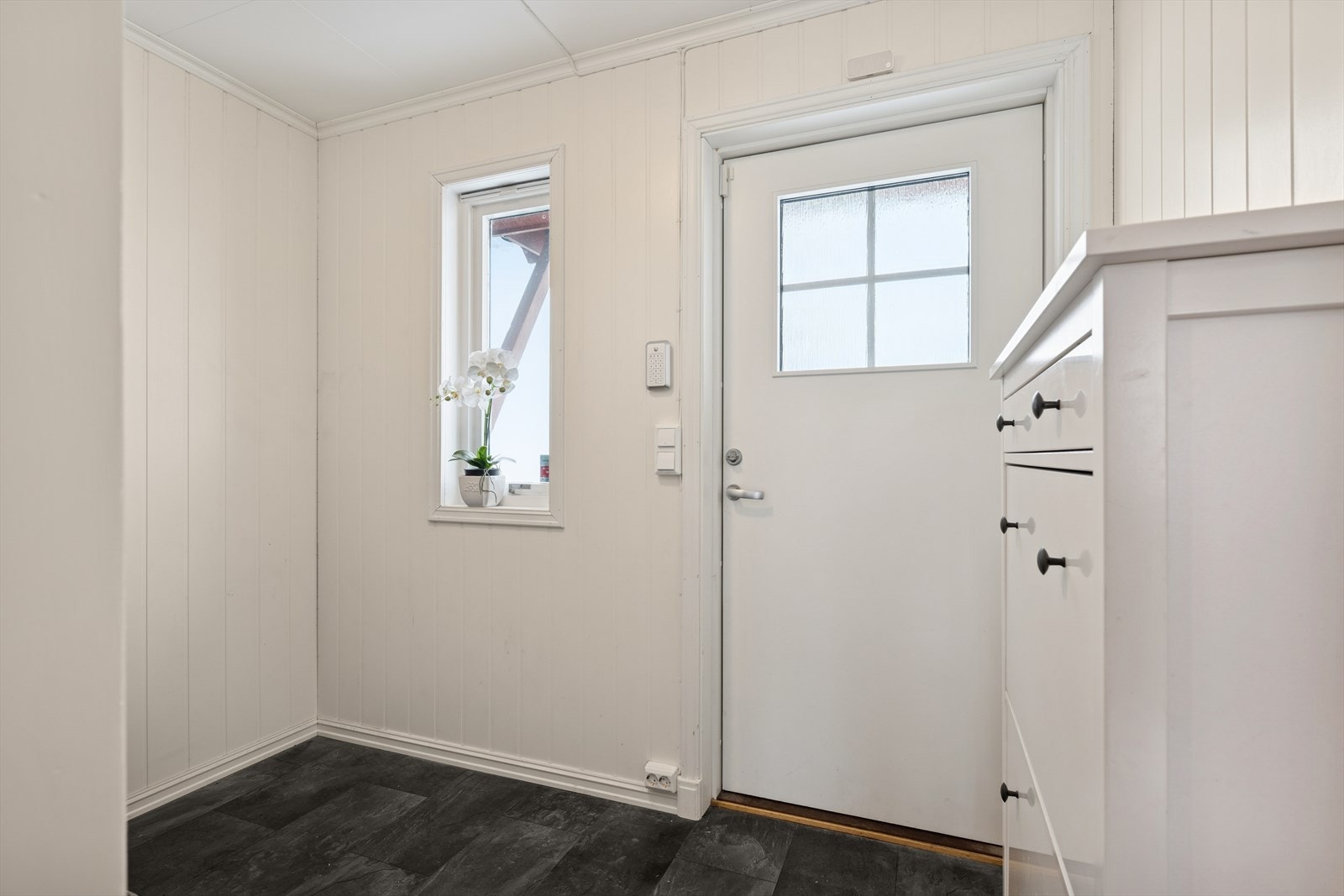 Entréen er romslig med god plass til garderobeløsning Galleribilde