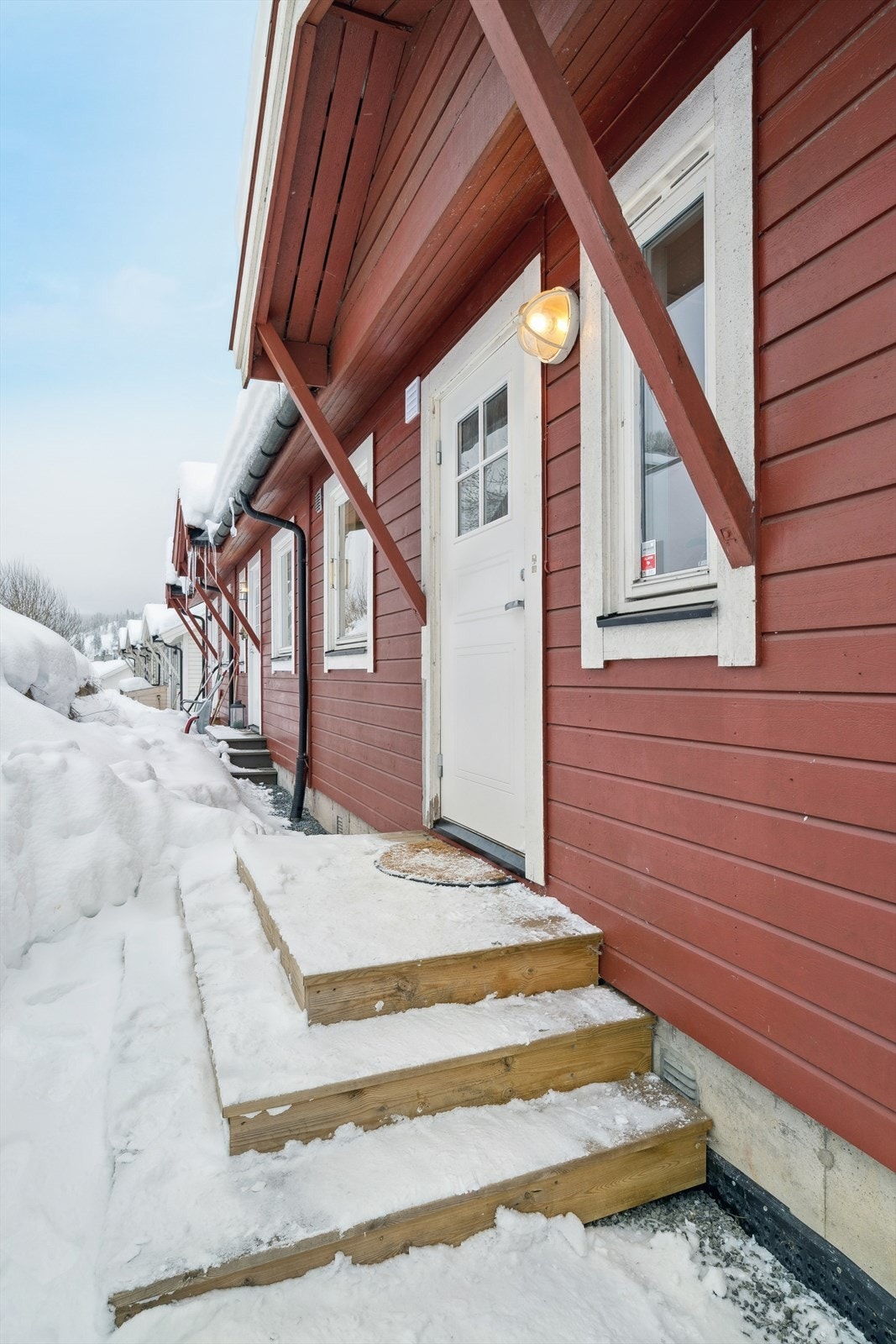 Endeleilighet i rekke med to parkeringsplasser. Galleribilde