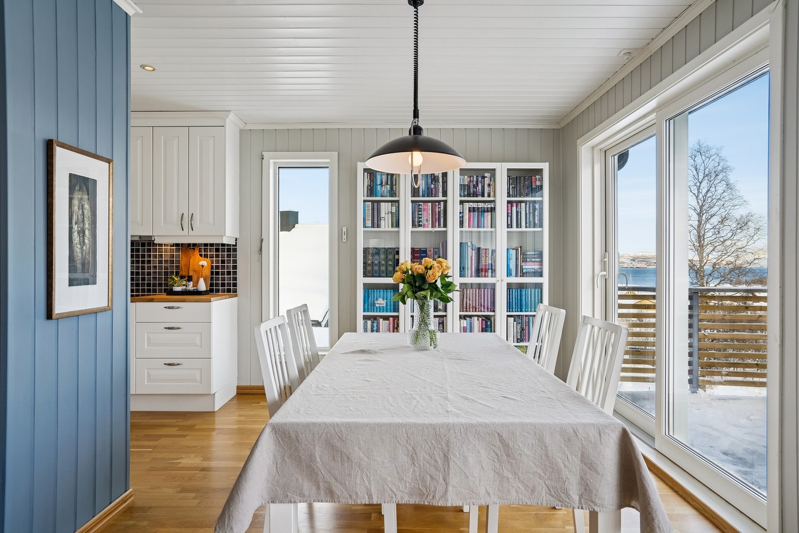 Lys og innbydende spisestue med god plass til både hverdagsmåltider og hyggelige sammenkomster Galleribilde